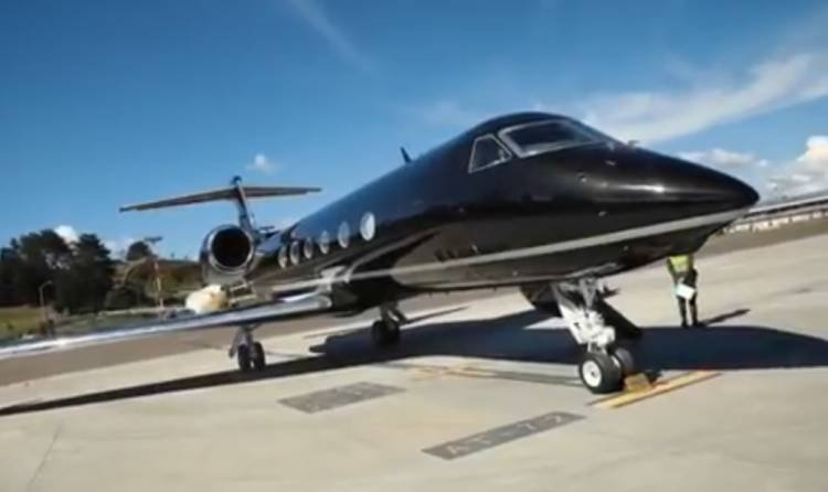Maluma lloró al recibir su primer avión privado