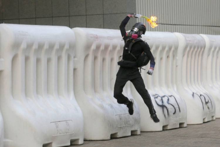 Hong Kong: Fuertes enfrentamientos entre la policía y manifestantes
