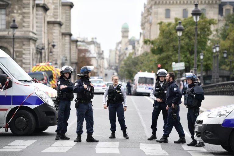 El asesino de los cuatro policías de París era "un islamista radical en contacto con los salafistas"