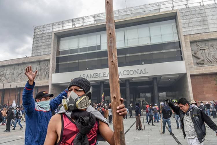 Los indígenas toman la Asamblea Nacional de Ecuador al grito de "¡Fuera Lenín Moreno!"