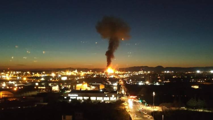 Fuerte explosión en una planta química en España: al menos un muerto, seis heridos y un desaparecido