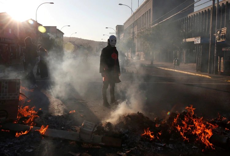 Casi una veintena de detenidos por una serie de ataques contra comisarías de Santiago de Chile