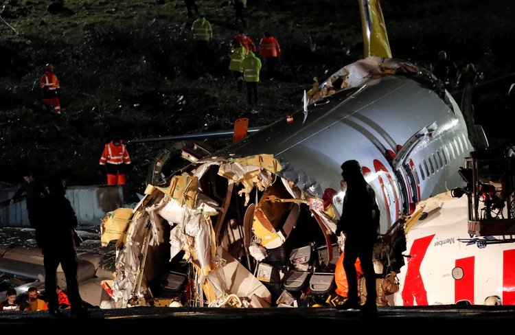 Un avión con 177 personas a bordo se despistó y se partió en tres en Estambul: hay un muerto y 157 heridos