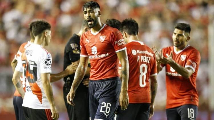 River intimó a Independiente por Barboza