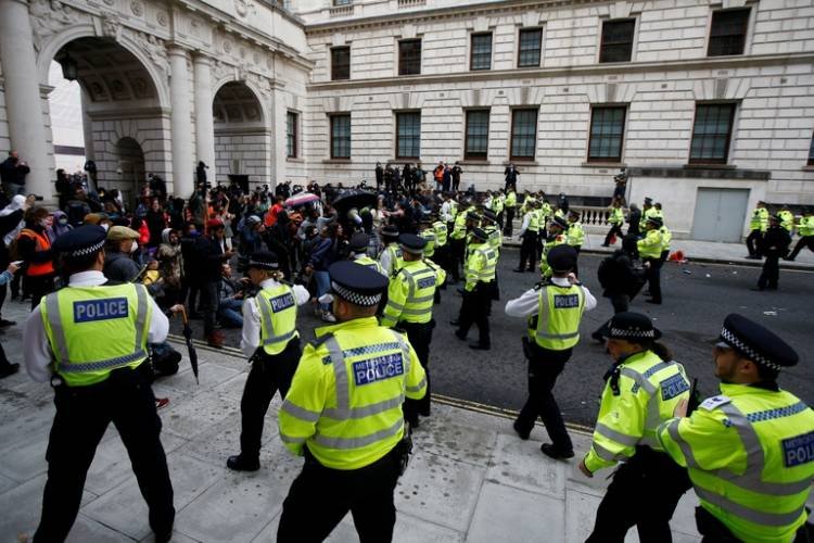 Disturbios entre los manifestantes y la policía de Londres en una nueva movilización contra el racismo en el Reino Unido