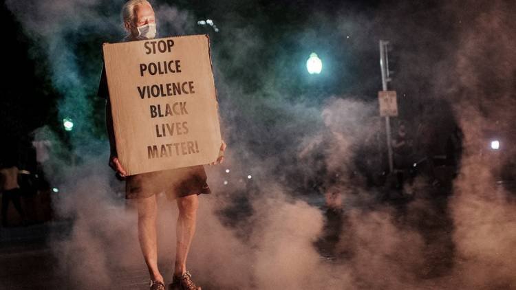 Kentucky: dos policías heridos y 127 detenidos en una protesta antirracista