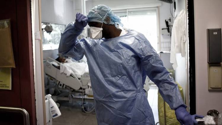 Médicos dicen que Francia "perdió el control del coronavirus" y piden más restricciones