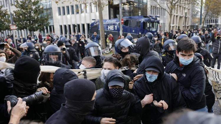 Alemania: La policía dispersó por la fuerza una marcha contra el confinamiento