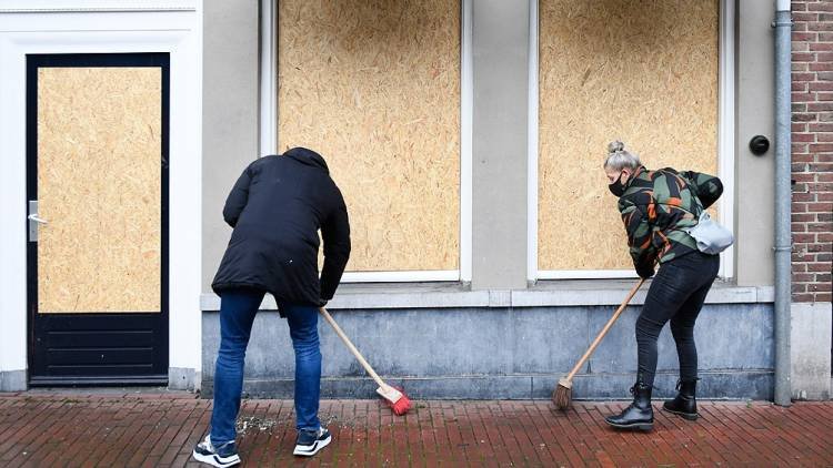 Holanda: El Gobierno afirma que no suspenderá el toque de queda