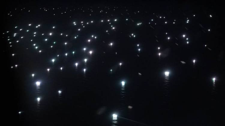 Ciudad de luces flota el Mar Argentino