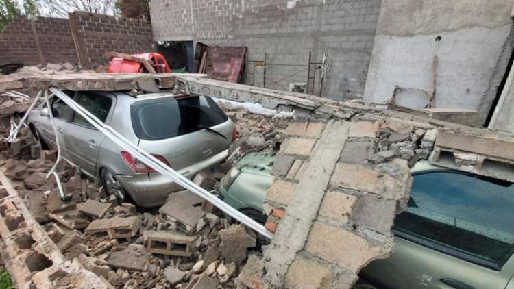 Una pared  aplastó cuatro autos en Córdoba