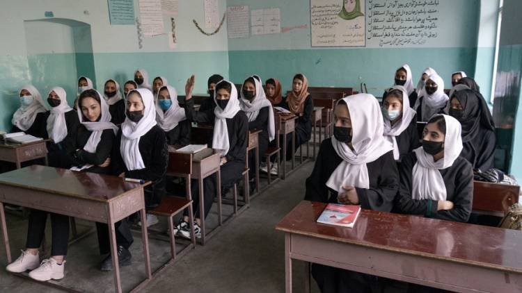 Los talibanes cerraron los colegios