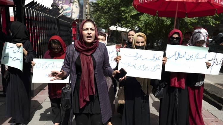 Afganas protestaron contra las restricciones de los talibanes