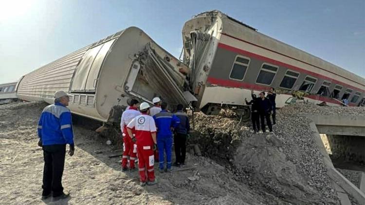 Descarriló un tren en Irán