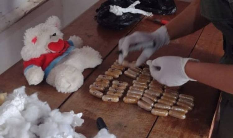 Cocaína escondida en un oso de peluche