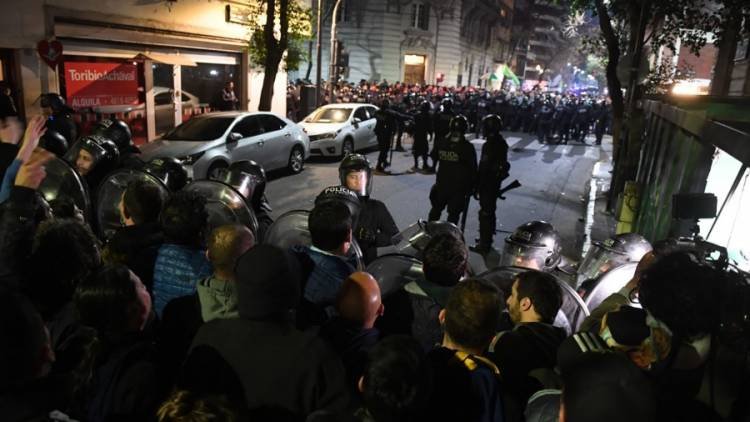 Tensión e incidentes frente a la casa de Cristina Kirchner