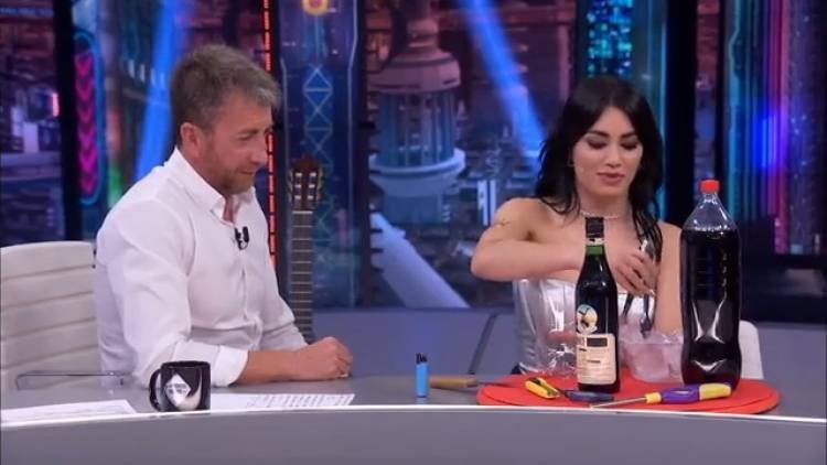 Lali revolucionó a la TV española con un “Fernet viajero”