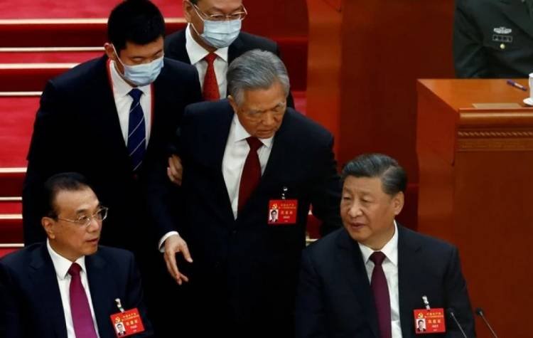 Echaron al expresidente Hu Jintao del Congreso