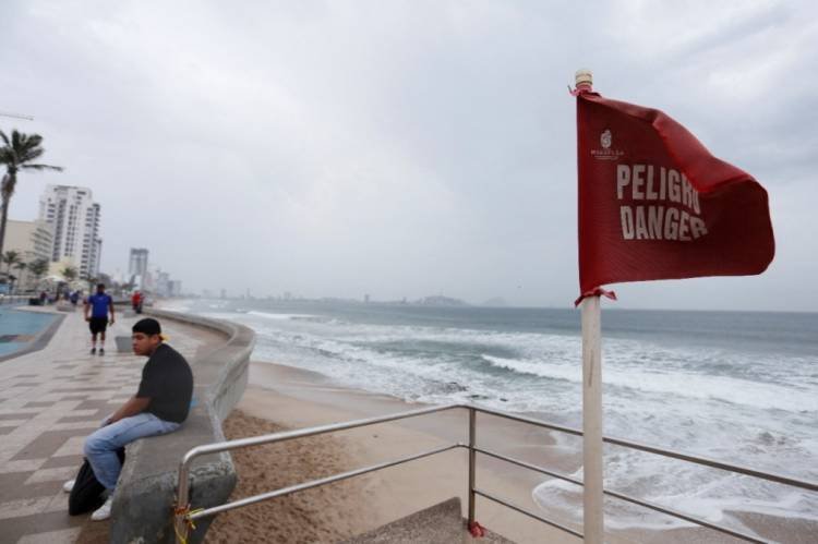 México: el huracán Roslyn se fortalece a categoría 4