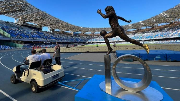 Napoli homenajeó a Diego Maradona