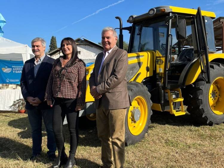 La Provincia entregó un tractor a escuelas agrotécnicas