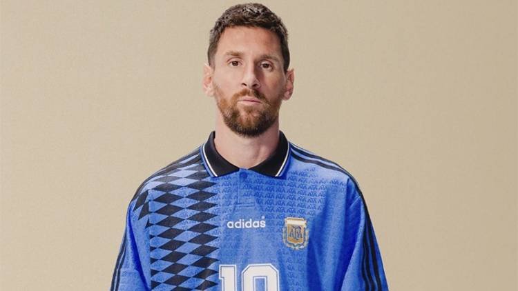 Messi posó con una nuevalínea de ropa de la Selección