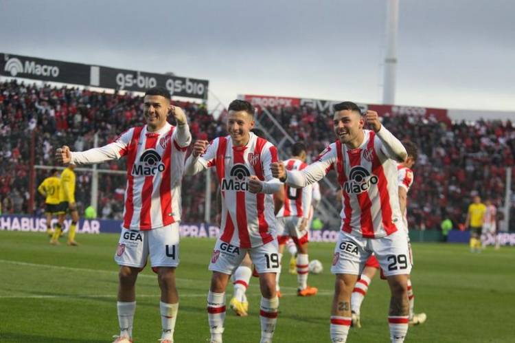 Instituto sigue firme y goleó