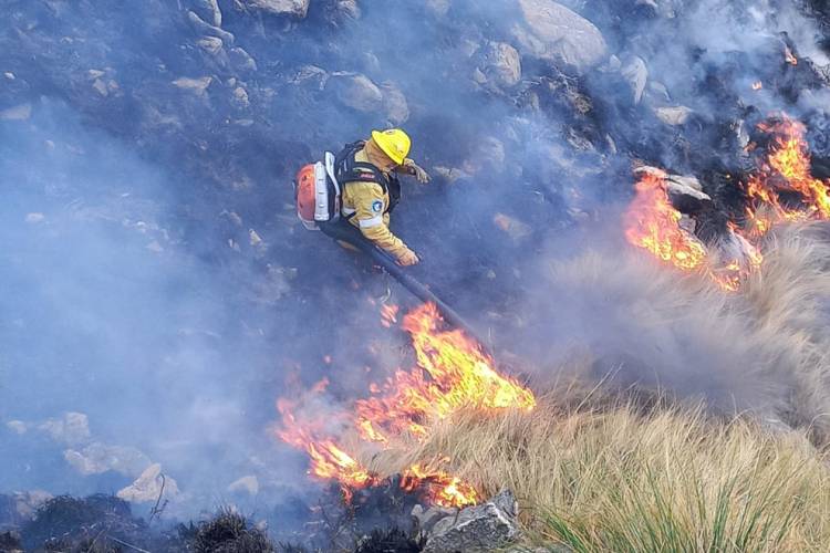Continúa el combate del fuego