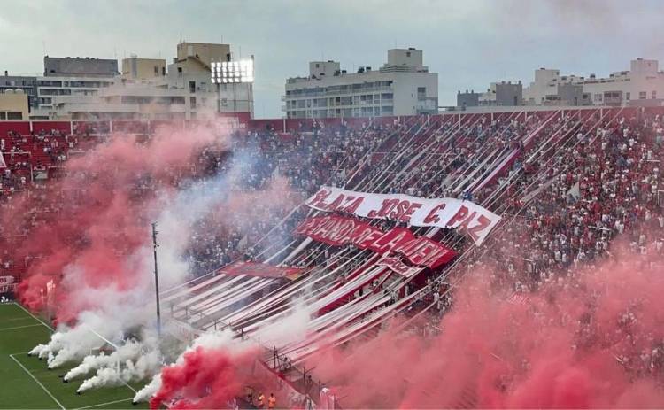 Barra tomó un club con armas de fuego