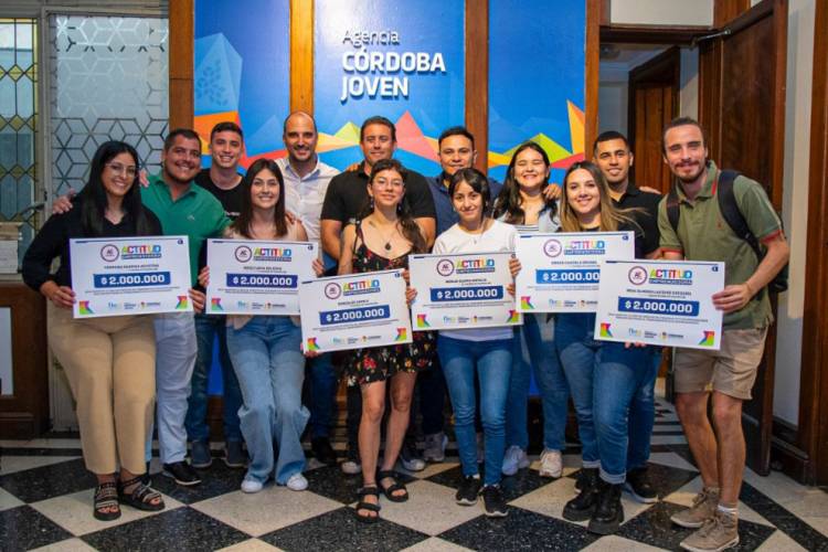 Emprendedores recibieron créditos para proyectos y servicios