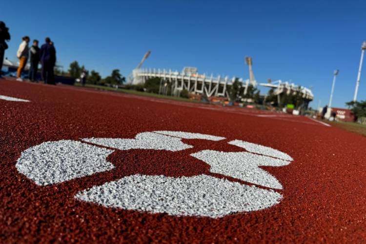 Polo Deportivo Kempes: La pista de atletismo recibe trabajos de mantenimiento
