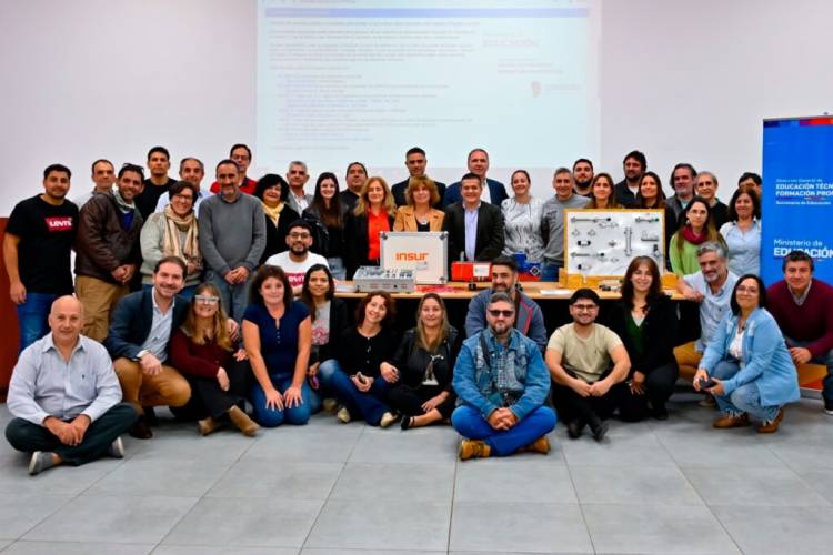 Escuelas l recibieron equipamiento tecnológico