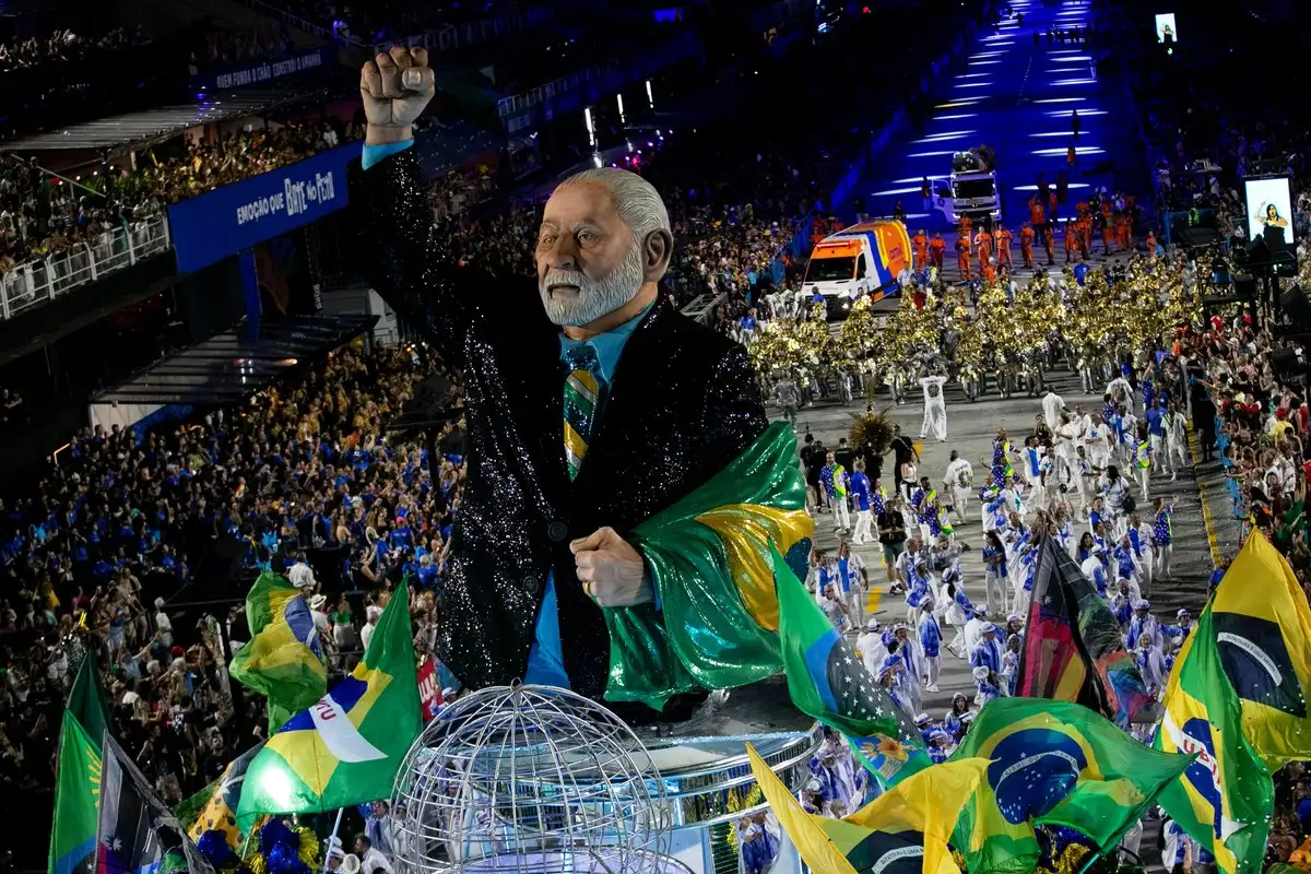 Lula recibió un homenaje en el Carnaval de Río