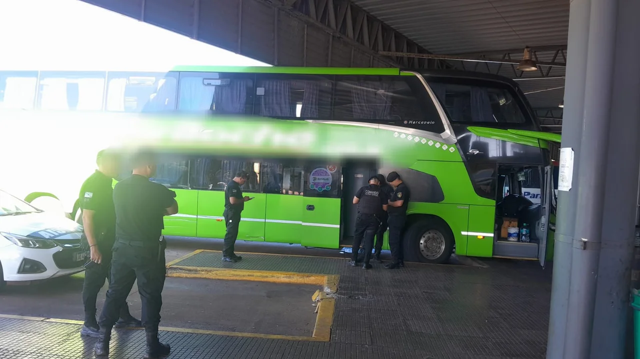 Hallaron sin vida a una pasajera en un micro 