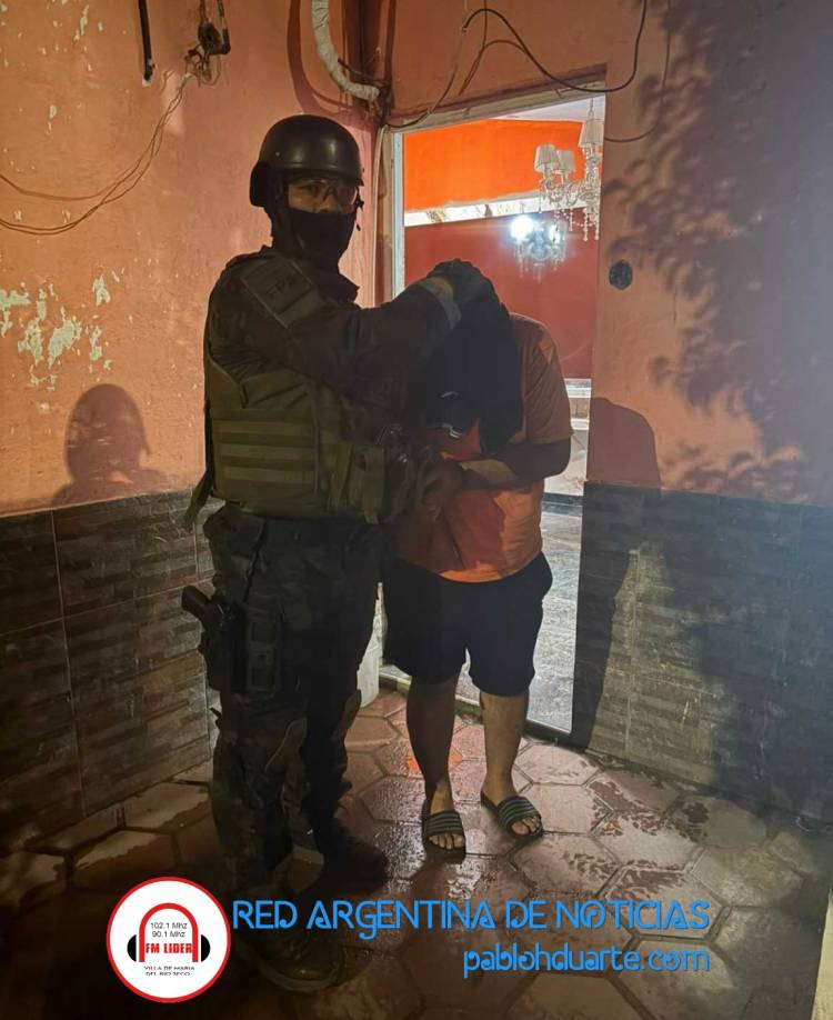 Policía en actividad detenido