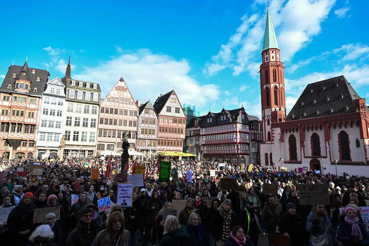 Protesta por caso de pornografía con IA contra actriz