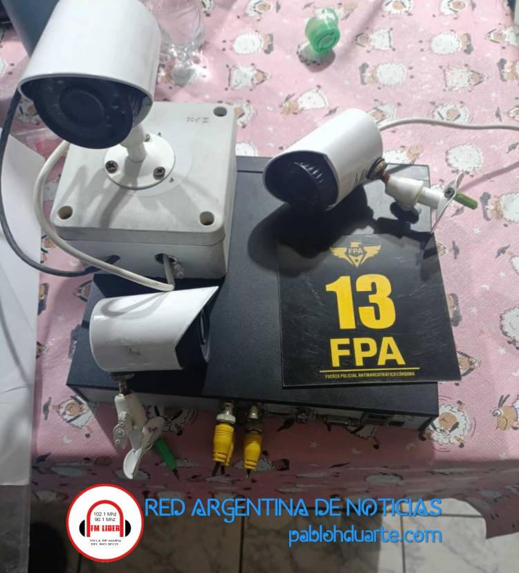 Extranjero controlaba desde postes de luz