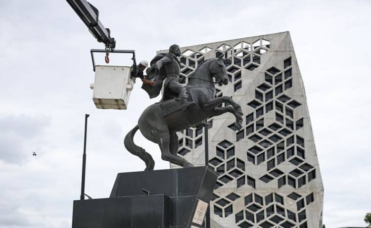 Restauran el monumento a Bustos