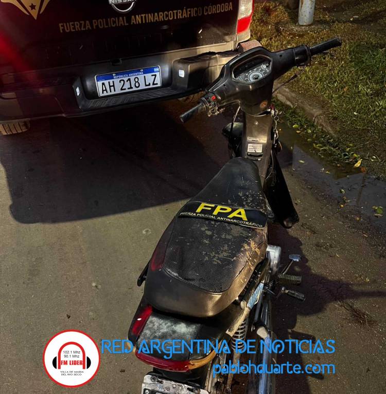 Quiso huir en motocicleta