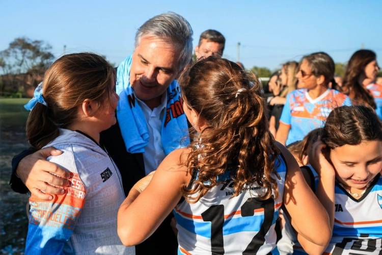 Llaryora inauguró una cancha de hockey olímpica
