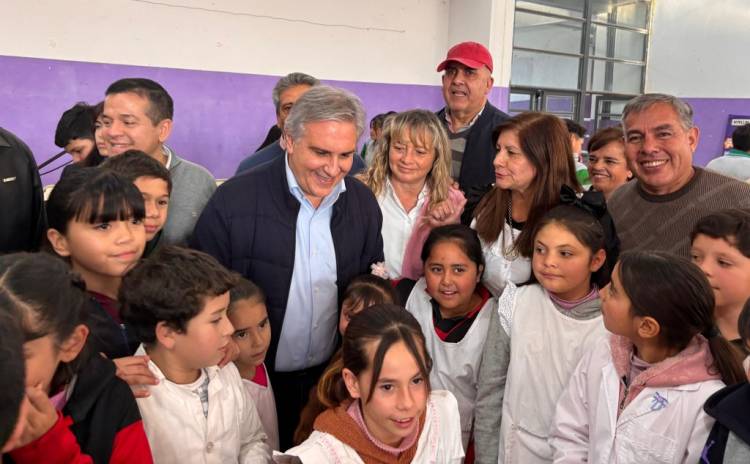 Llaryora entregó notebooks a escuelas y anunció obras